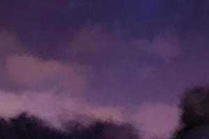 plano de fundo roxo nuvem escura pincel aquarela foto