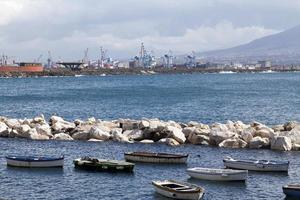 o porto de nápoles e o vesúvio foto