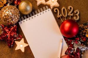 caderno com páginas em branco com brinquedos, presentes e números de ano novo 2023. planos e sonhos para o ano novo, espaço para texto