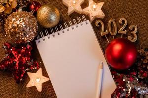 caderno com páginas em branco com brinquedos, presentes e números de ano novo 2023. planos e sonhos para o ano novo, espaço para texto