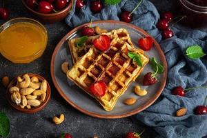 delicioso café da manhã com waffles belgas. waffels com geleia de morango e berry foto