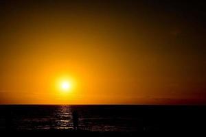 pôr do sol sobre o oceano foto