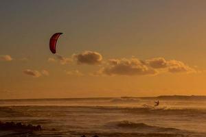 kitesurfista não identificado nas ilhas canárias, por volta de julho de 2022 foto