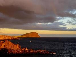 pôr do sol sobre o oceano nas ilhas canárias foto