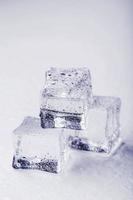 blocos de gelo com água cai close-up. foto