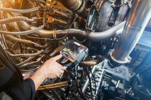 inspeção de um motor de turbina a gás usando um vídeo-endoscópio. pesquisa de defeitos dentro da turbina e gravação em vídeo, fotos usando um instrumento de medição.