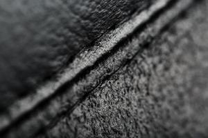 a textura das cadeiras de couro preto. as costuras fecham. foto