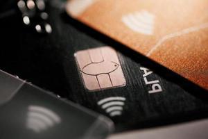 cartão de crédito eletrônico sem contato com microchip de foco seletivo. macro de um cartão de crédito. foto