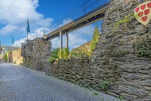 vista ao longo da muralha histórica da cidade de oberwesel no Reno durante o dia foto