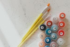 um conjunto de guache colorido para pintar por números, cores pastel, desenho sobre tela foto