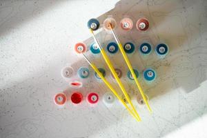 um conjunto de guache colorido para pintar por números, cores pastel, desenho sobre tela foto