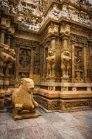 bela arquitetura pallava e esculturas exclusivas no templo kanchipuram kailasanathar, o mais antigo templo hindu em kanchipuram, tamil nadu - os melhores sítios arqueológicos do sul da índia foto