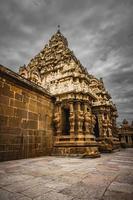 bela arquitetura pallava e esculturas exclusivas no templo kanchipuram kailasanathar, o mais antigo templo hindu em kanchipuram, tamil nadu - os melhores sítios arqueológicos do sul da índia foto