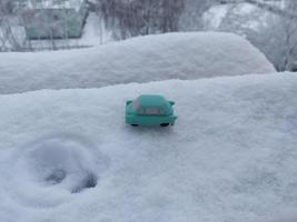 itens de natal e brinquedos na neve branca foto