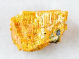 pedra orpiment nativa áspera em branco foto