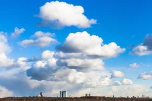 grandes nuvens no céu azul sobre casas urbanas foto