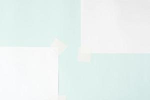 duas folhas em branco na fita adesiva, layout. folhas de papel brancas sobre fundo azul pastel, copie o espaço foto