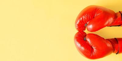 luvas de boxe de banner em um fundo amarelo. vista superior, copie o espaço foto