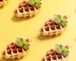 Croffle de waffle de croissant caseiro contra fundo amarelo foto