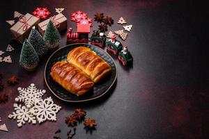 doce saboroso fresco cozimento festivo em um fundo escuro de concreto foto