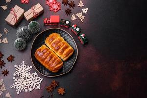 doce saboroso fresco cozimento festivo em um fundo escuro de concreto foto