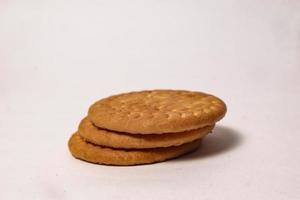 biscoitos de trigo na chapa de aço com fundo desfocado. biscoitos indianos popularmente conhecidos como chai-biscuit na índia foto