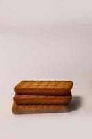 biscoitos de trigo na chapa de aço com fundo desfocado. biscoitos indianos popularmente conhecidos como chai-biscuit na índia foto