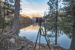 uma câmera de tripé para fotografar paisagens montanhosas foto