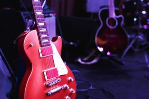 instrumento musical de guitarra elétrica com no palco em concerto. foto