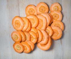 cenouras cortadas em pedaços redondos. comida saudável foto