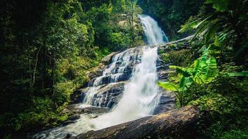 bela cachoeira huai sai lueang no parque nacional inthanon, chiang mai, tailândia foto