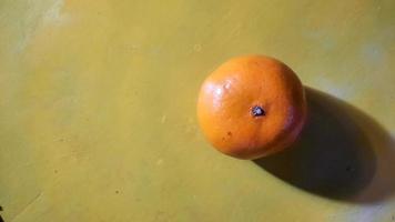 ângulo superior, fruta laranja em um fundo amarelo 03 foto