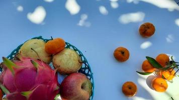 configuração plana, frutas tropicais e frutas cítricas com caules e folhas isoladas no fundo branco 01 foto