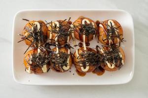 bolinhos de takoyaki ou bolinhas de polvo foto