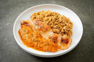 bife de frango grelhado com molho de curry vermelho e arroz foto