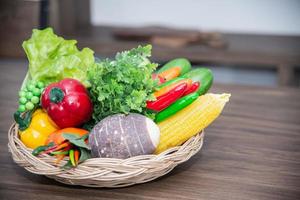 vegetais verdes, vermelhos, laranja e coloridos saudáveis são os ingredientes alimentos ou bebidas saudáveis, para dieta e desintoxicação foto
