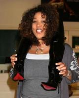 kym whitley comprando sapatos e bolsas em sherman oaks, ca em 9 de outubro de 2008 foto