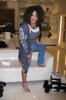 kym whitley comprando sapatos e bolsas em sherman oaks, ca em 9 de outubro de 2008 foto