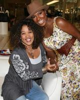 kym whitley e sheryl lee ralph enquanto compram sapatos e bolsas em sherman oaks, ca em 9 de outubro de 2008 foto