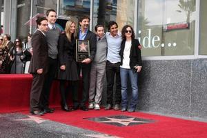 Chuck Lorre e o elenco de The Big Bang Theory na cerimônia da Calçada da Fama de Hollywood para Chuck Lorre, escritor e produtor de TV em Los Angeles, Califórnia, em 12 de março de 2009 foto