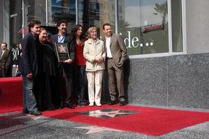 chuck lorre e o elenco de dois homens e meio na cerimônia da calçada da fama de hollywood para o escritor e produtor de tv de chuck lorre em los angeles, ca, em 12 de março de 2009 foto