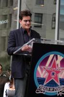 charlie sheen na cerimônia da calçada da fama de hollywood para o escritor e produtor de tv chuck lorre em los angeles, ca em 12 de março de 2009 foto