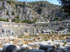 antigo anfiteatro romano nea por túmulos lykian em myra, demre, turquia foto