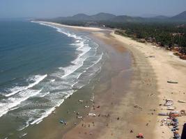 a vista para o mar da torre gopura em shiva tample em murudeshvar, karnataka, índia foto