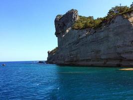 mar mediterrâneo, penhasco perto da água, costa de antalya, peru foto