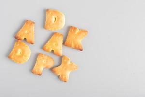 lanche de pão de letra em inglês em fundo cinza foto