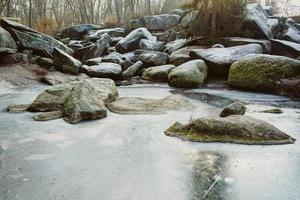 enormes pedras congeladas redondas em winter park foto