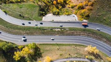 visão panorâmica da estrada com uma floresta de outono e uma faixa de estrada. foto