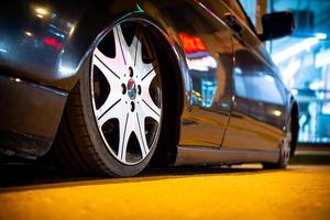 o carro está estacionado em um close-up de uma rua à noite. foto