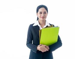 asiática linda e jovem empresária com cabelo comprido preto é o executivo ou gerente segurou os arquivos e sorrindo com confiança no sucesso no fundo branco isolado foto